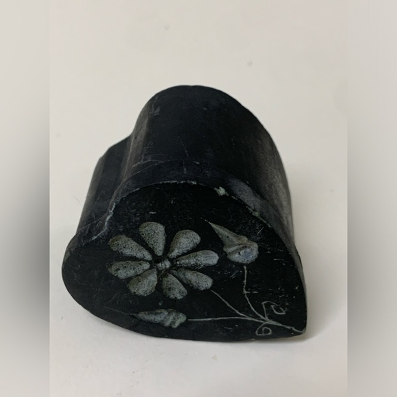 Vtg Hand Carved Soapstone Engraved Heart Shaped Lidded Relief Trinket Box - Picture 15 of 16